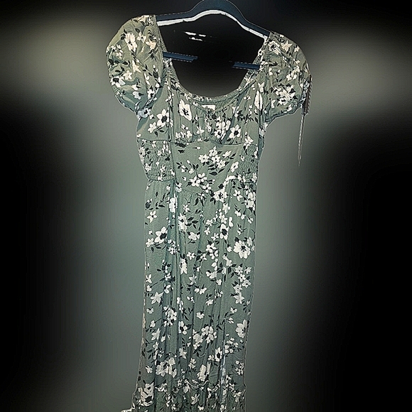 Hollister Sofia Side-Smocked Midi Dress COLOR: GREEN FLORAL SIZE: M Petite - Picture 2 of 8